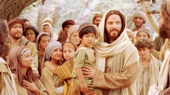 Crowd surrounding Jesus